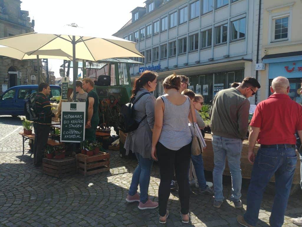 Kaiserstühler Regionalmarkt in Emmendingen. Kräuter, Stauden und Gräser aus Bioland-Anbau. Eichstetten vom Kaiserstuhl bei Freiburg.